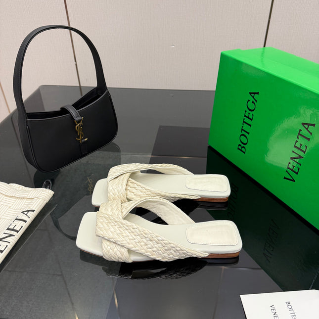 BOTTEGA VENETA 26S SANDALS IN WHITE CALFSKIN AND RAFFIA