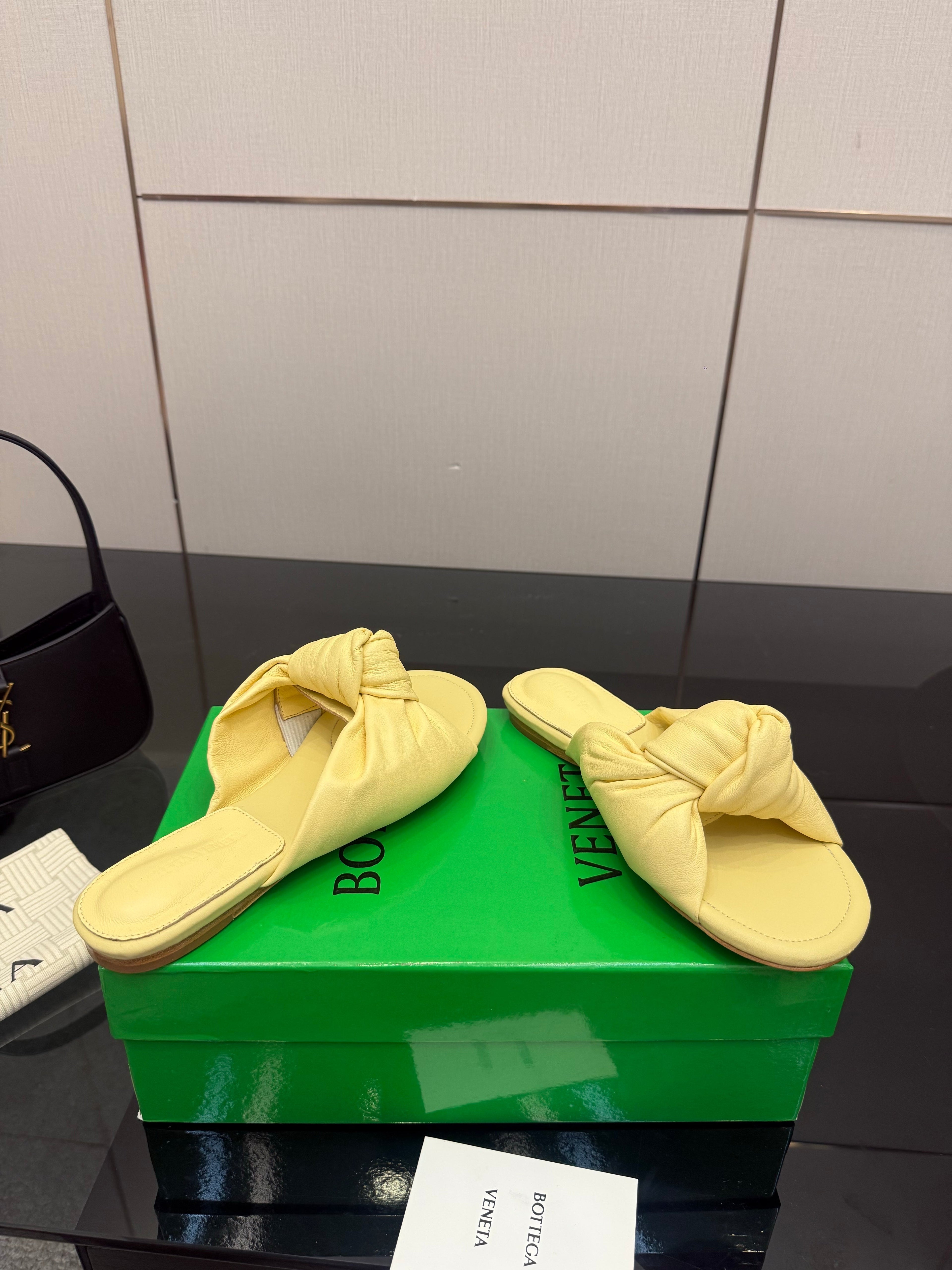 BOTTEGA VENETA 26S SLIDE SANDALS IN YELLOW LAMBSKIN