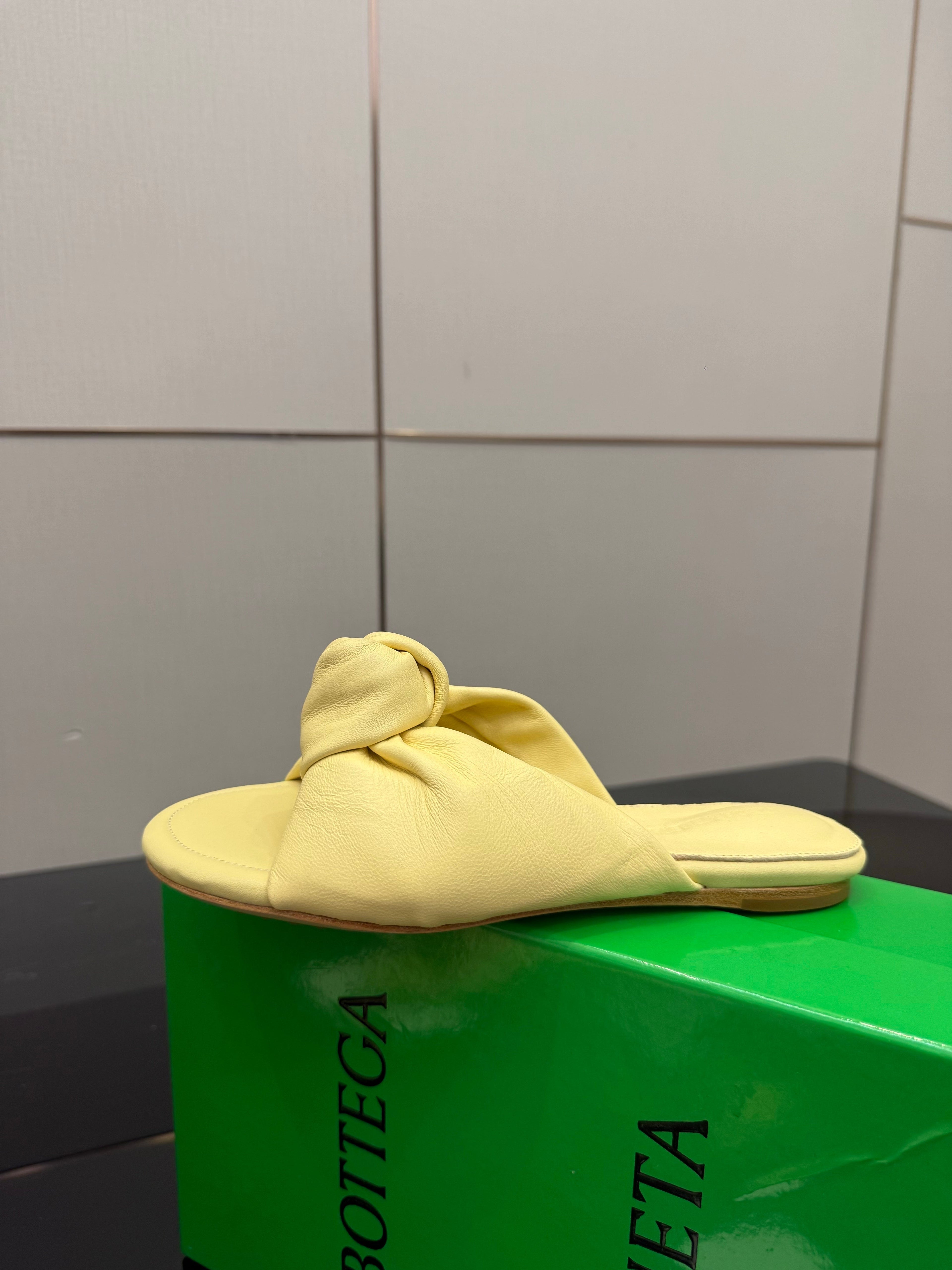 BOTTEGA VENETA 26S SLIDE SANDALS IN YELLOW LAMBSKIN