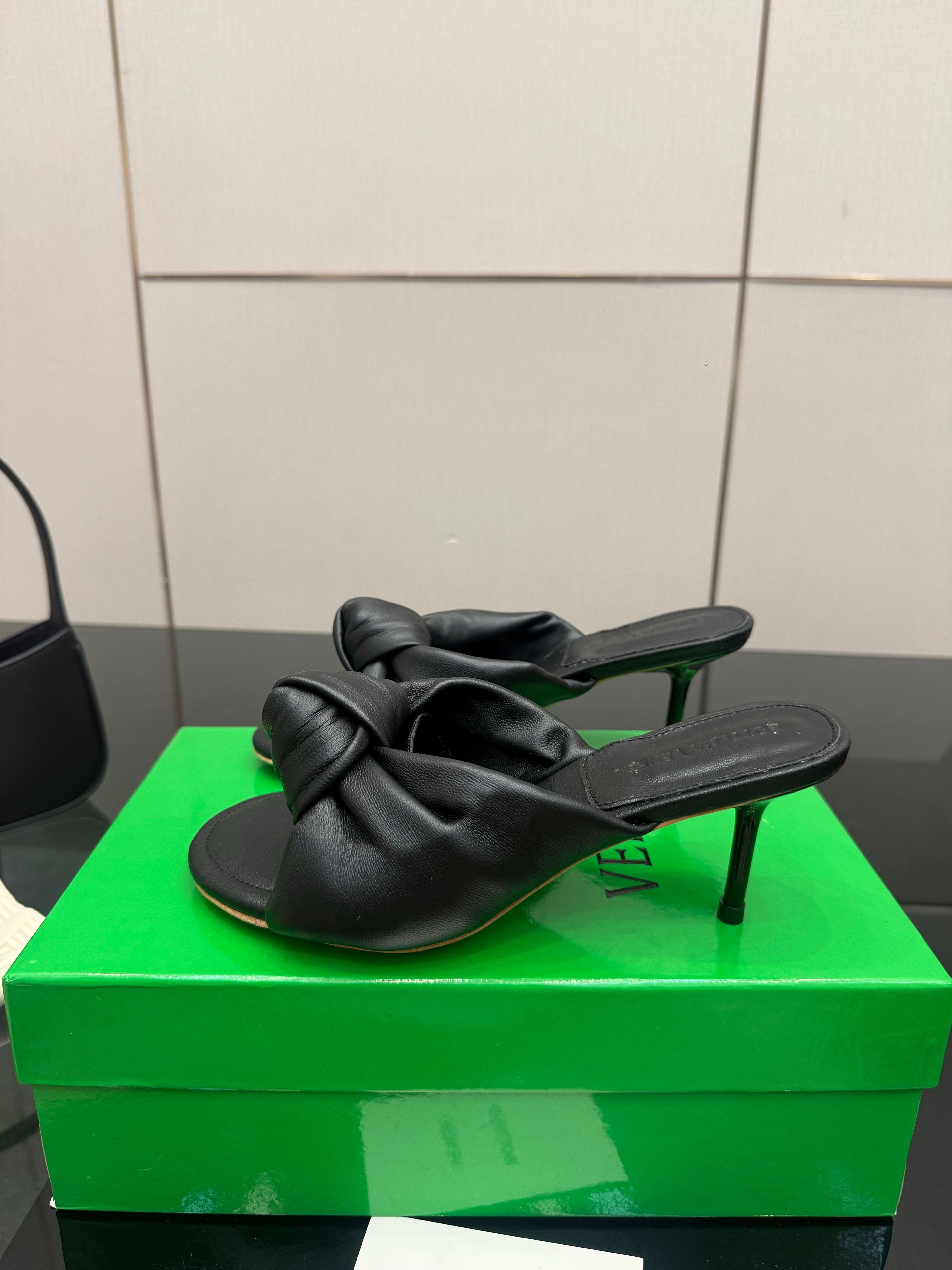 BOTTEGA VENETA 26S KNOT-STRAP HIGH-HEEL SANDALS IN BLACK LAMBSKIN
