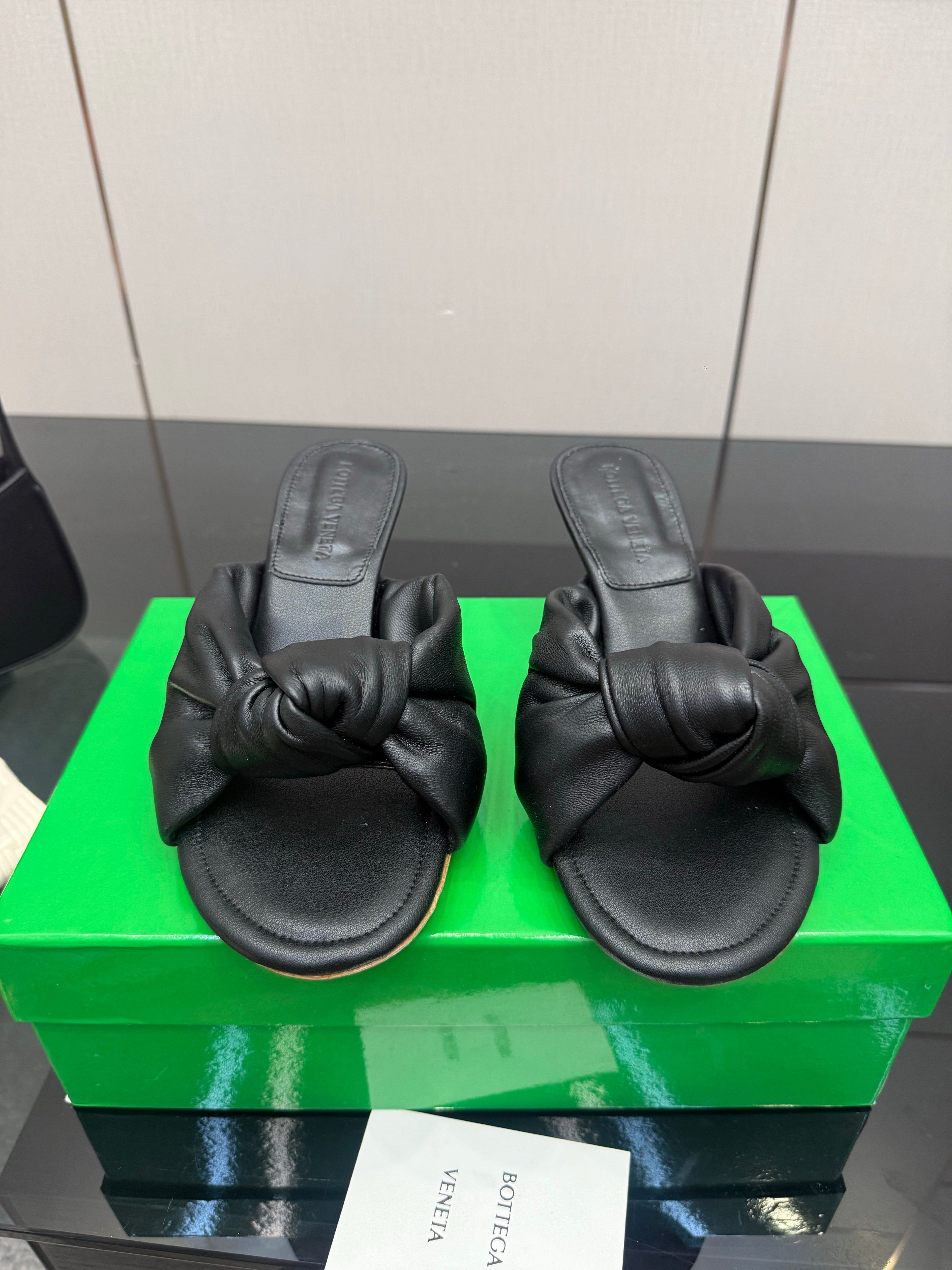 BOTTEGA VENETA 26S KNOT-STRAP HIGH-HEEL SANDALS IN BLACK LAMBSKIN