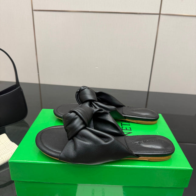 BOTTEGA VENETA 26S SLIDE SANDALS IN BLACK LAMBSKIN