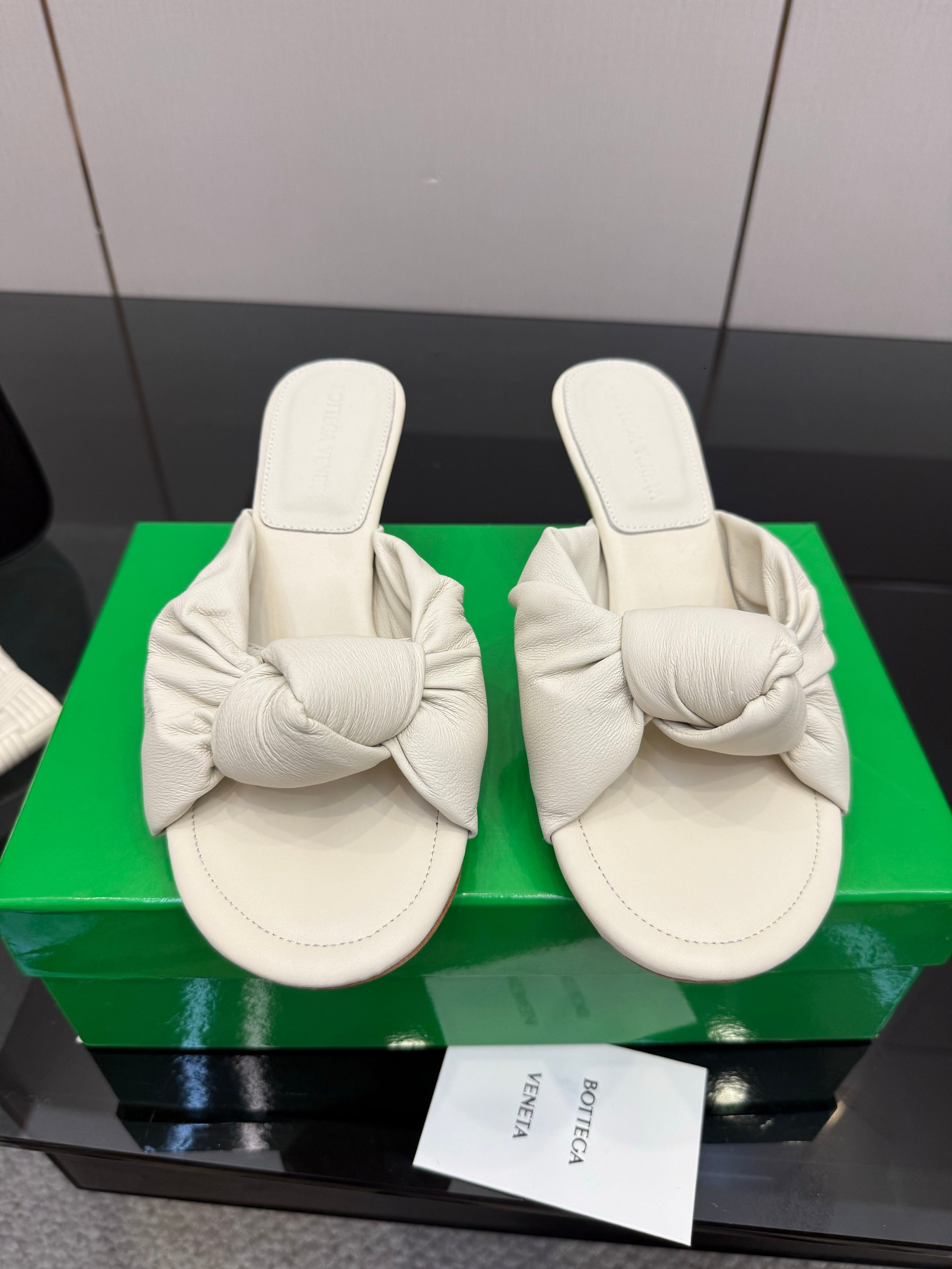 BOTTEGA VENETA 26S KNOT-STRAP HIGH-HEEL SANDALS IN OFF-WHITE LAMBSKIN
