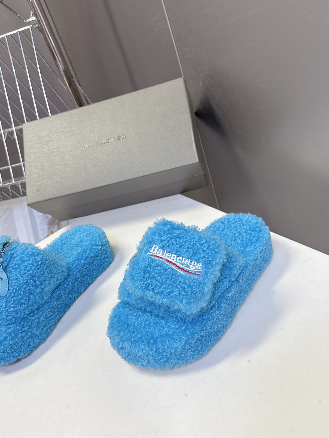 BALENCIAGA 25S SLIPPERS IN BLUE FAUX SHEARLING