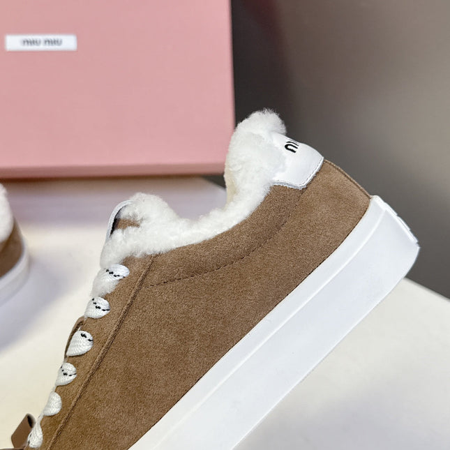 MIUMIU 25S SNEAKERS IN EARTH BROWN SUEDE WITH SHEARLING