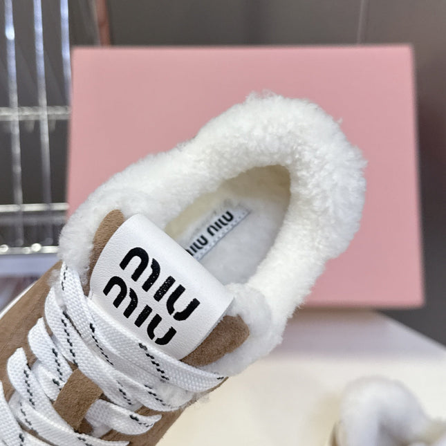 MIUMIU 25S SNEAKERS IN EARTH BROWN SUEDE WITH SHEARLING