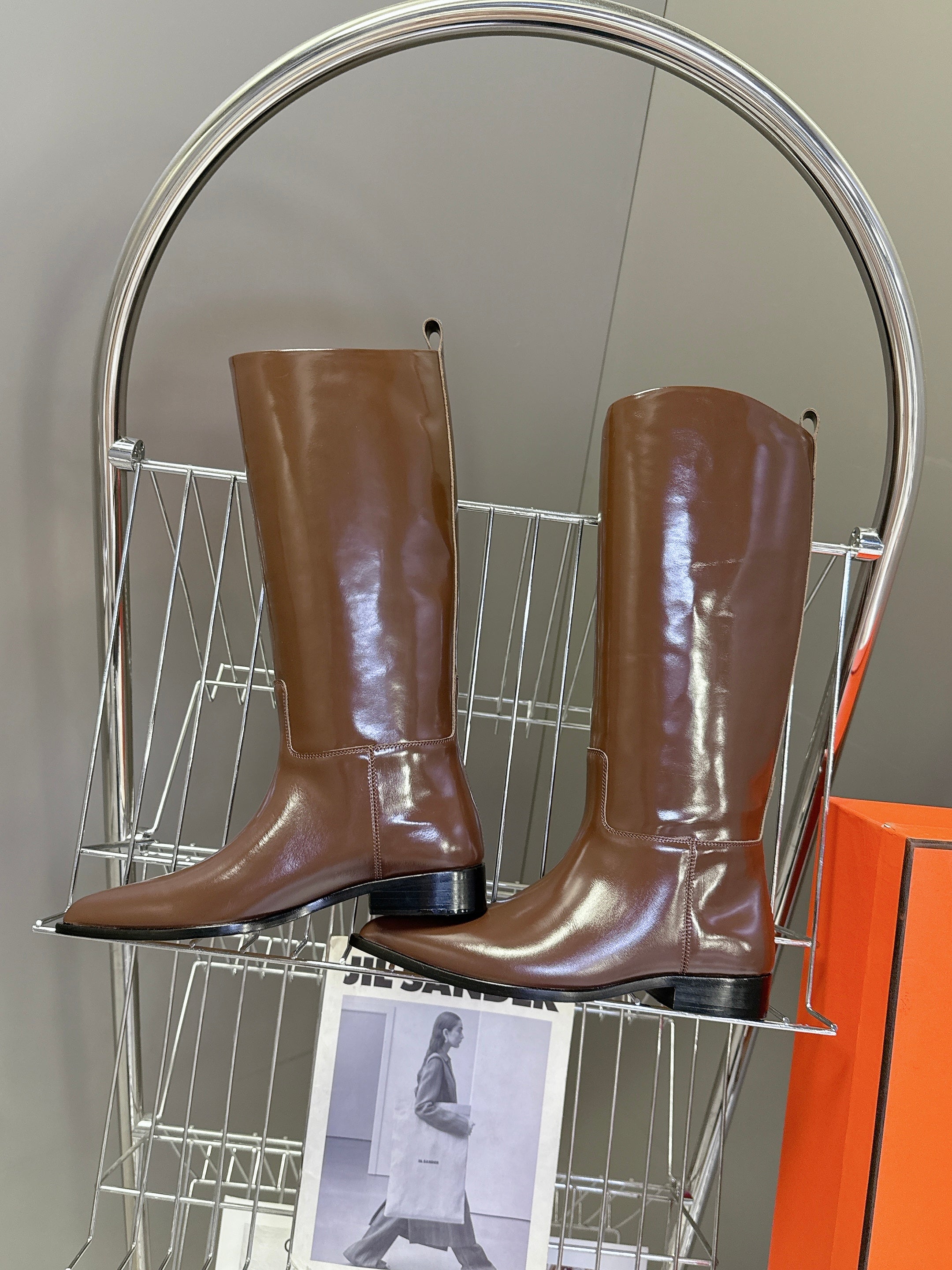 HM 25S POINTED-TOE KNEE-HIGH BOOTS IN BROWN GLOSSY LAMBSKIN