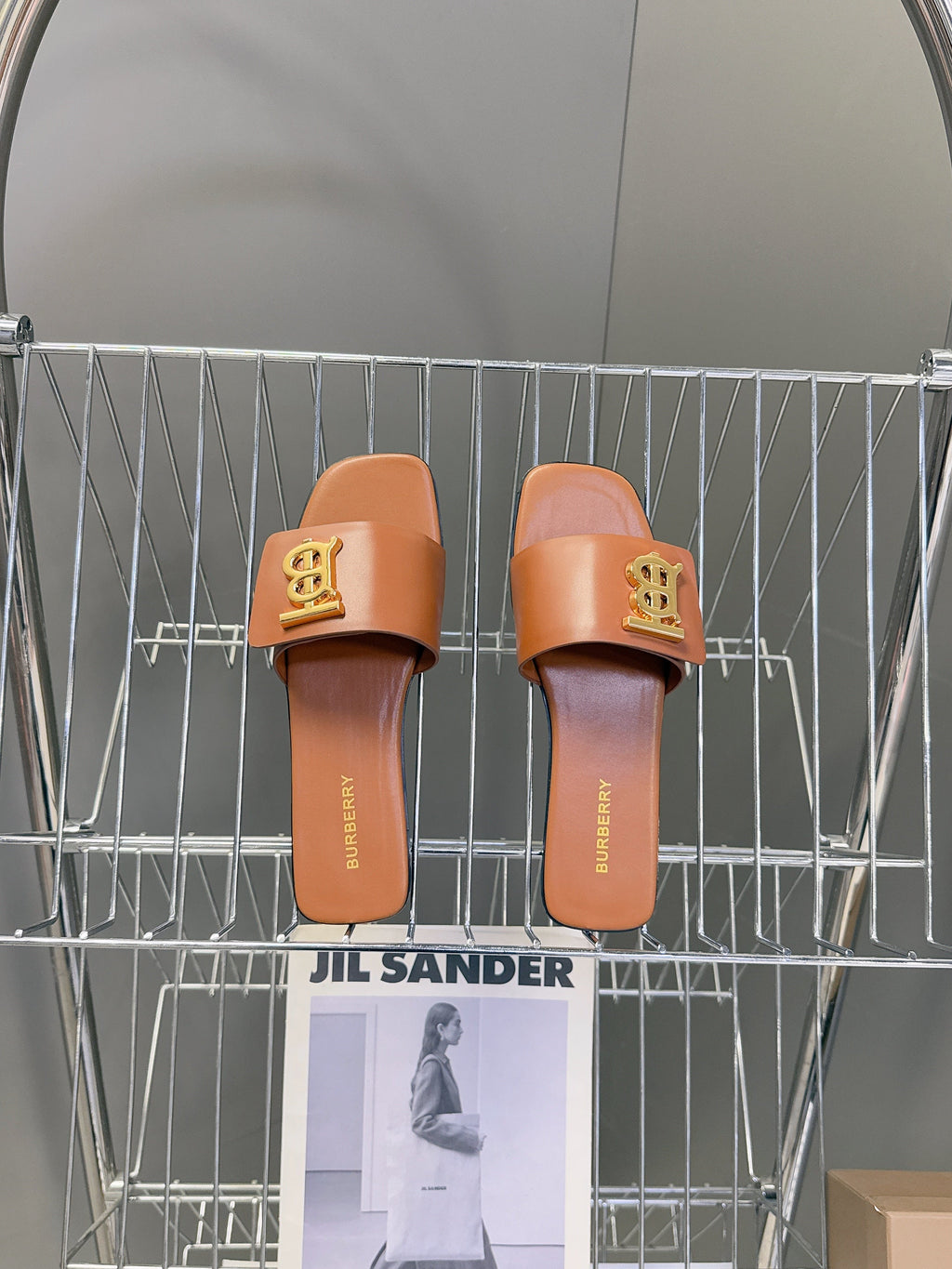 BURBERRY 26S FLAT SLIDE SANDALS IN CARAMEL BROWN CALFSKIN GOLD HARDWARE