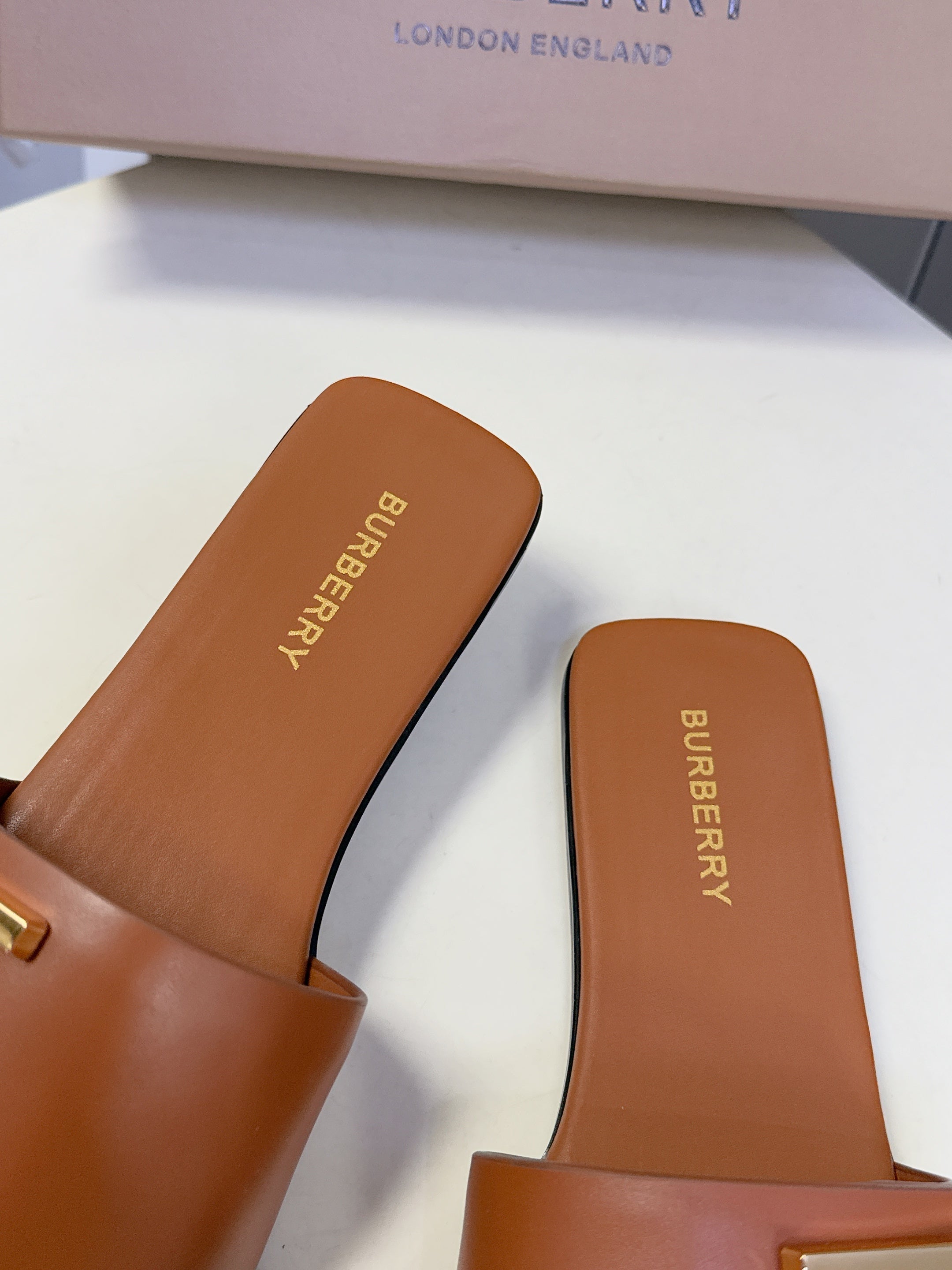 BURBERRY 26S FLAT SLIDE SANDALS IN CARAMEL BROWN CALFSKIN GOLD HARDWARE