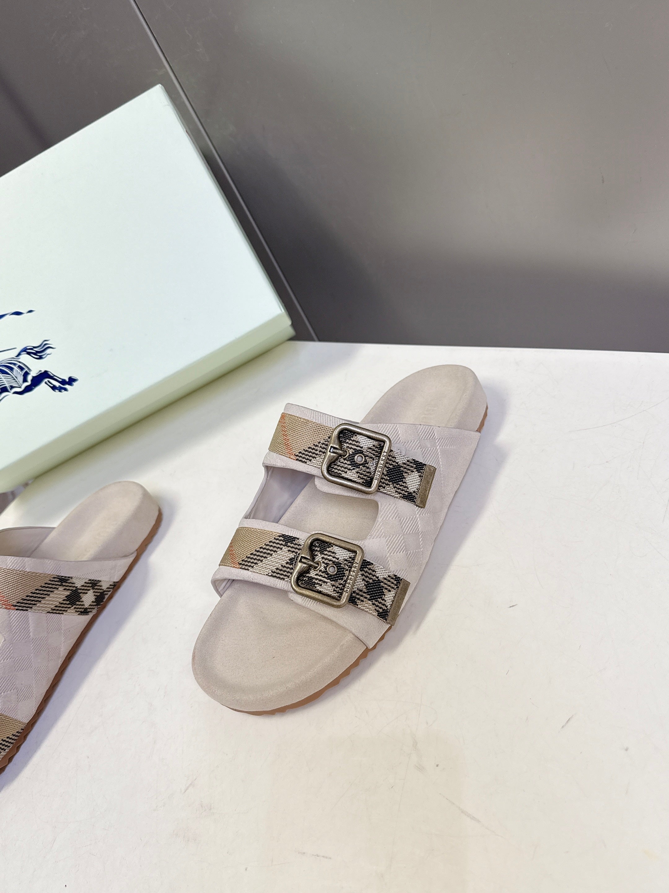 BURBERRY 26S DOUBLE BUCKLE SANDALS IN BEIGE SUEDE