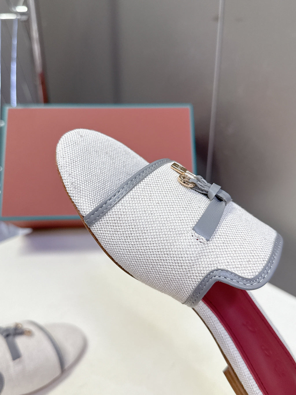 LP 26S SLIDES IN BEIGE CANVAS AND GREY CALFSKIN