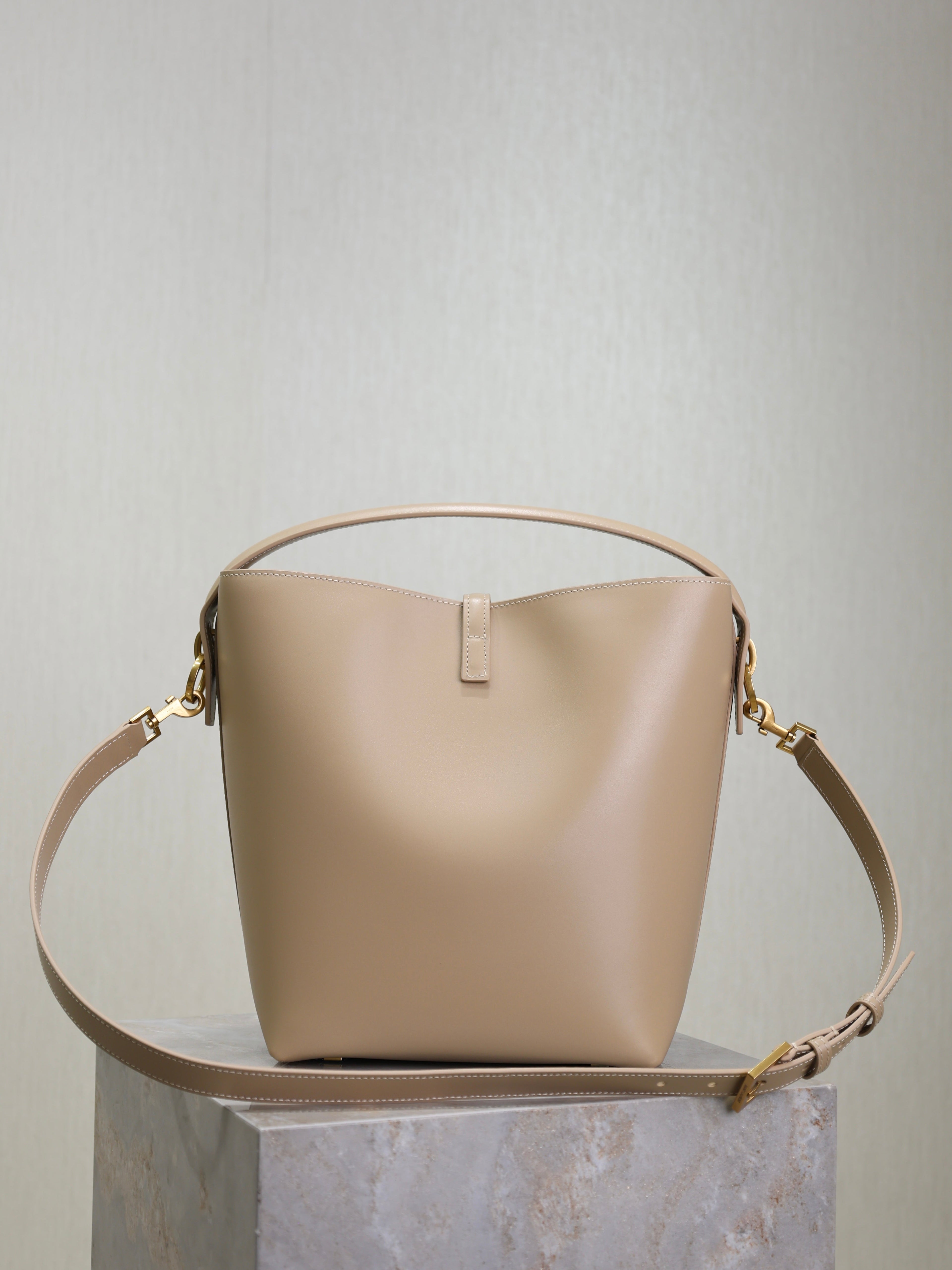 YSL 25S LE 5 À 7 BUCKET 26 IN NUDE CALFSKIN GOLD HARDWARE