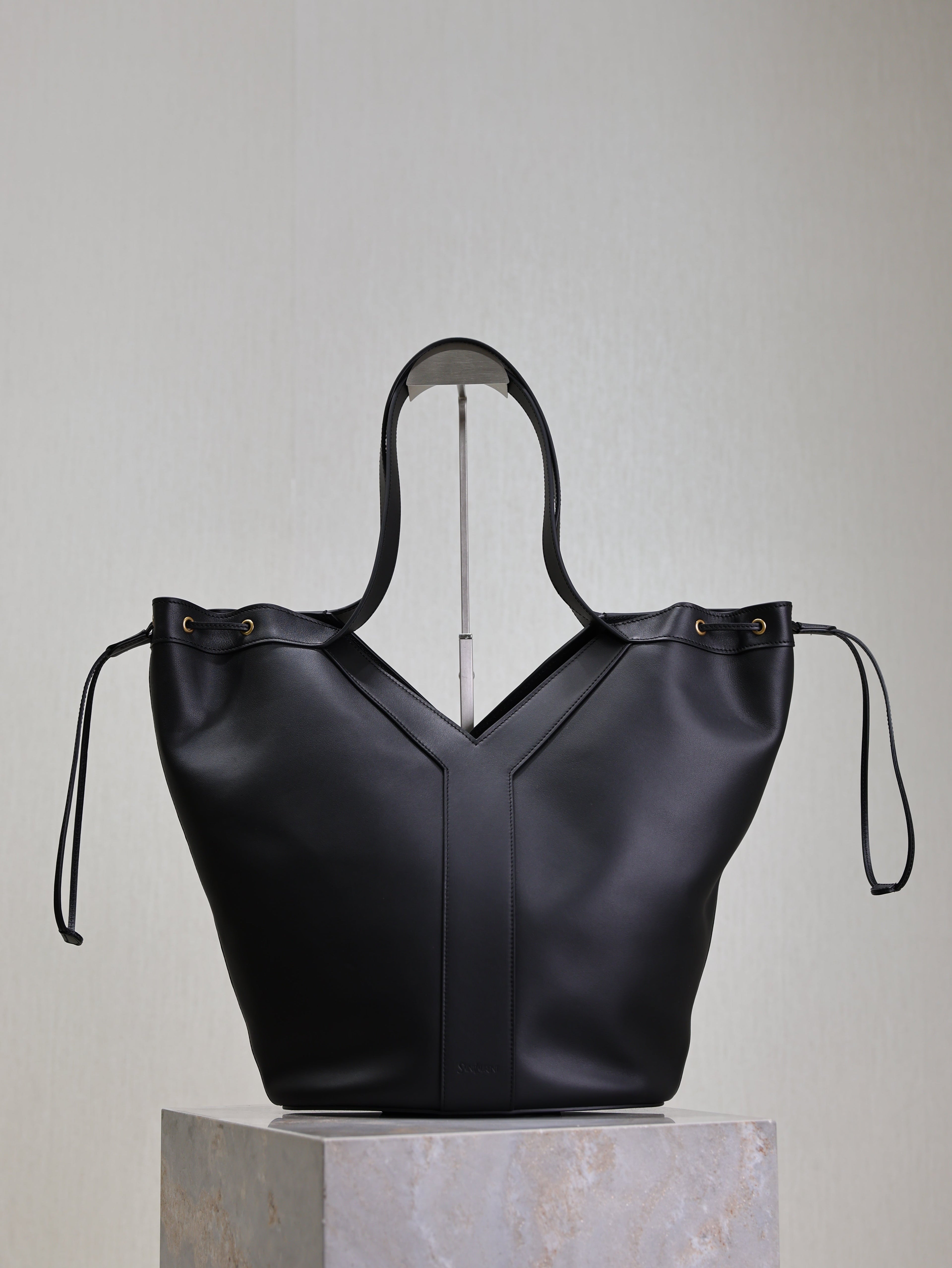 YSL 25S Y LARGE HOBO 50 IN BLACK CALFSKIN GOLD HARDWARE