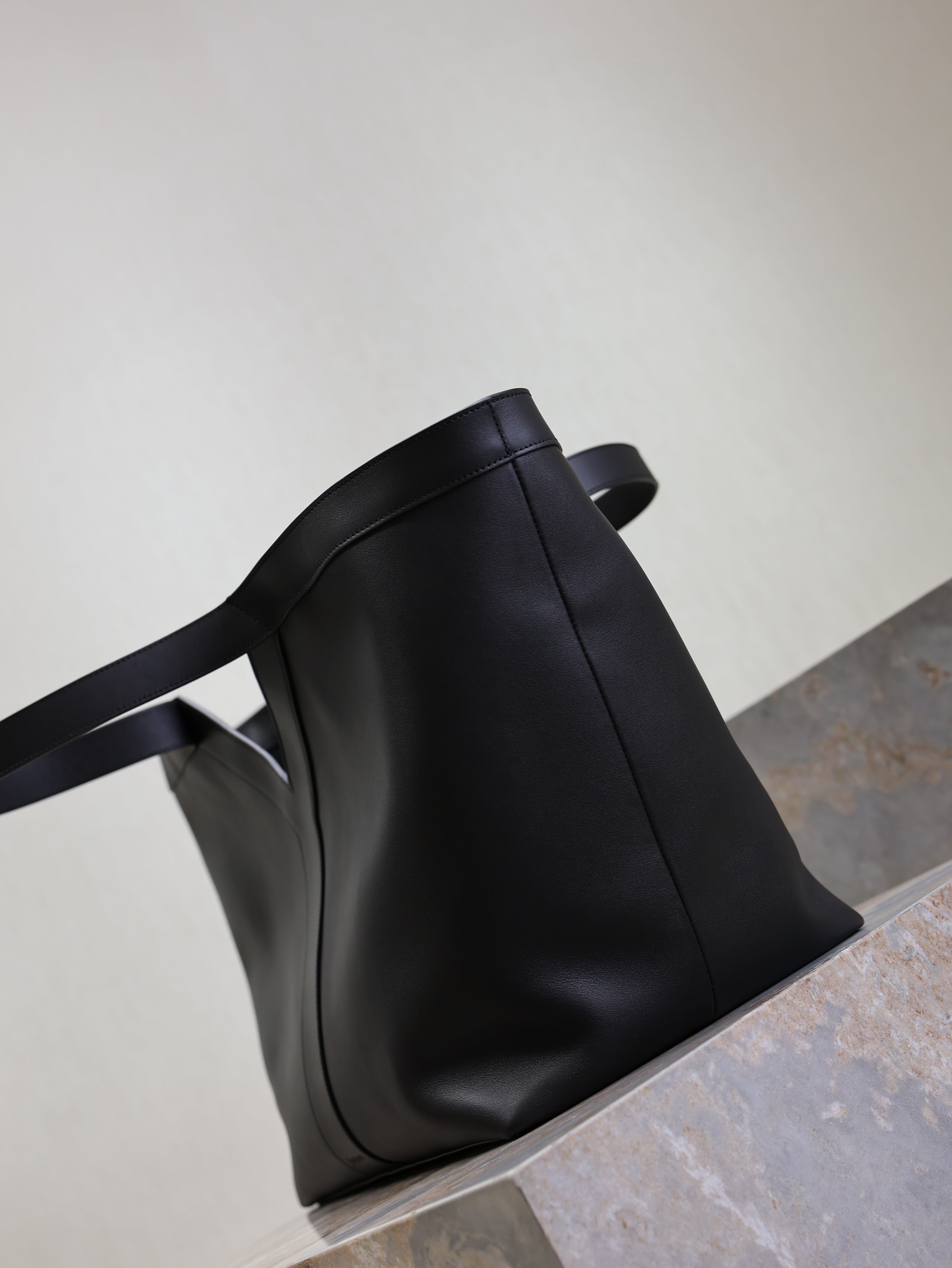 YSL 25S Y TOTE 50 IN BLACK CALFSKIN GOLD HARDWARE