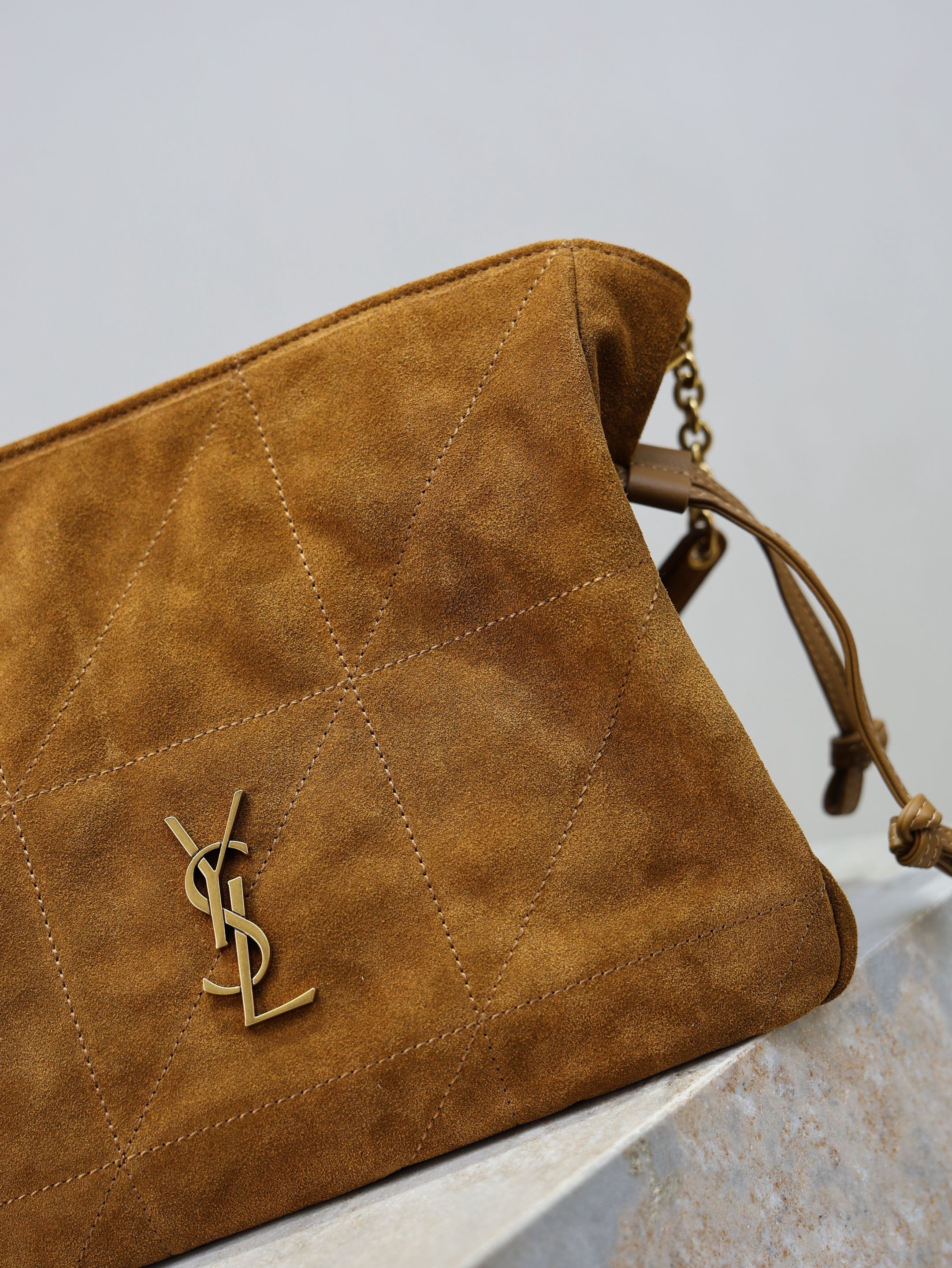 JAMIE MEDIUM POCHON 26 IN BROWN SUEDE GOLD HARDWARE