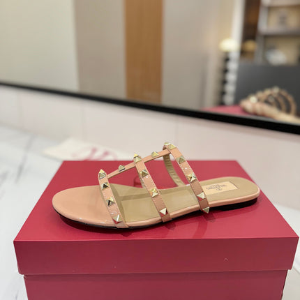 VALENTINO 26S SANDALS IN BEIGE PINK PATENT CALFSKIN WITH GOLD STUDS