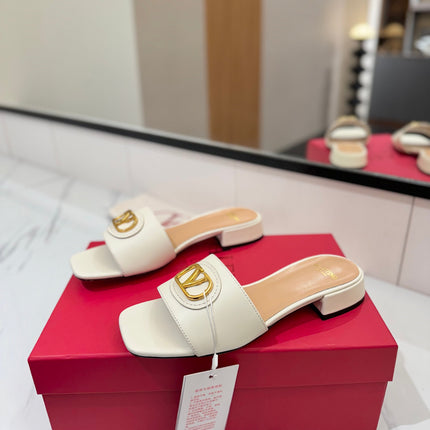 VALENTINO 26S SANDALS IN WHITE SMOOTH CALFSKIN WITH GOLD HARDWARE
