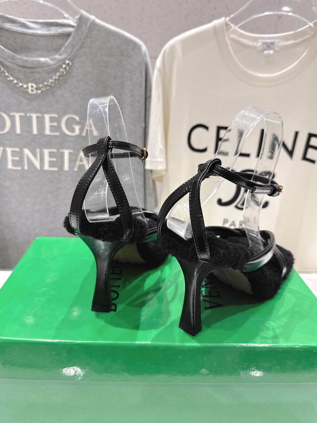 BOTTEGA VENETA 26S HIGH-HEEL SANDALS IN BLACK LAMBSKIN AND SHEARLING