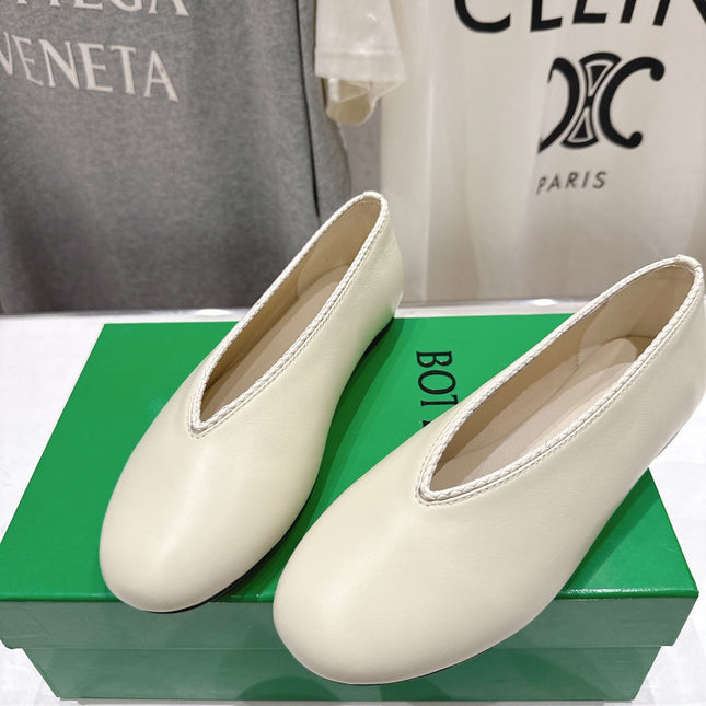 BOTTEGA VENETA 26S BALLET FLATS IN OFF-WHITE LAMBSKIN