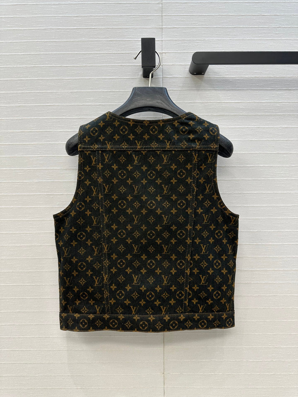 LV  DENIM SLEEVELESS TOP WITH LOGO 264405