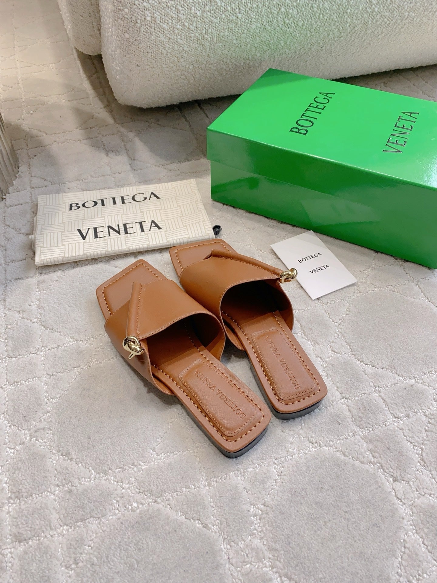 BOTTEGA VENETA 26S FLAT THONG SANDALS IN BROWN LAMBSKIN