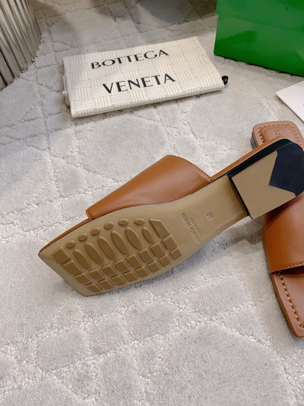 BOTTEGA VENETA 26S FLAT THONG SANDALS IN BROWN LAMBSKIN