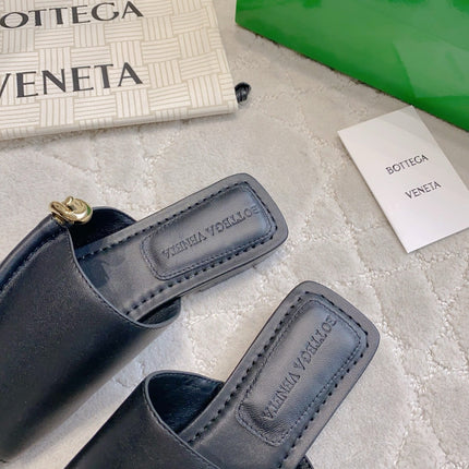BOTTEGA VENETA 26S FLAT THONG SANDALS IN BLACK LAMBSKIN