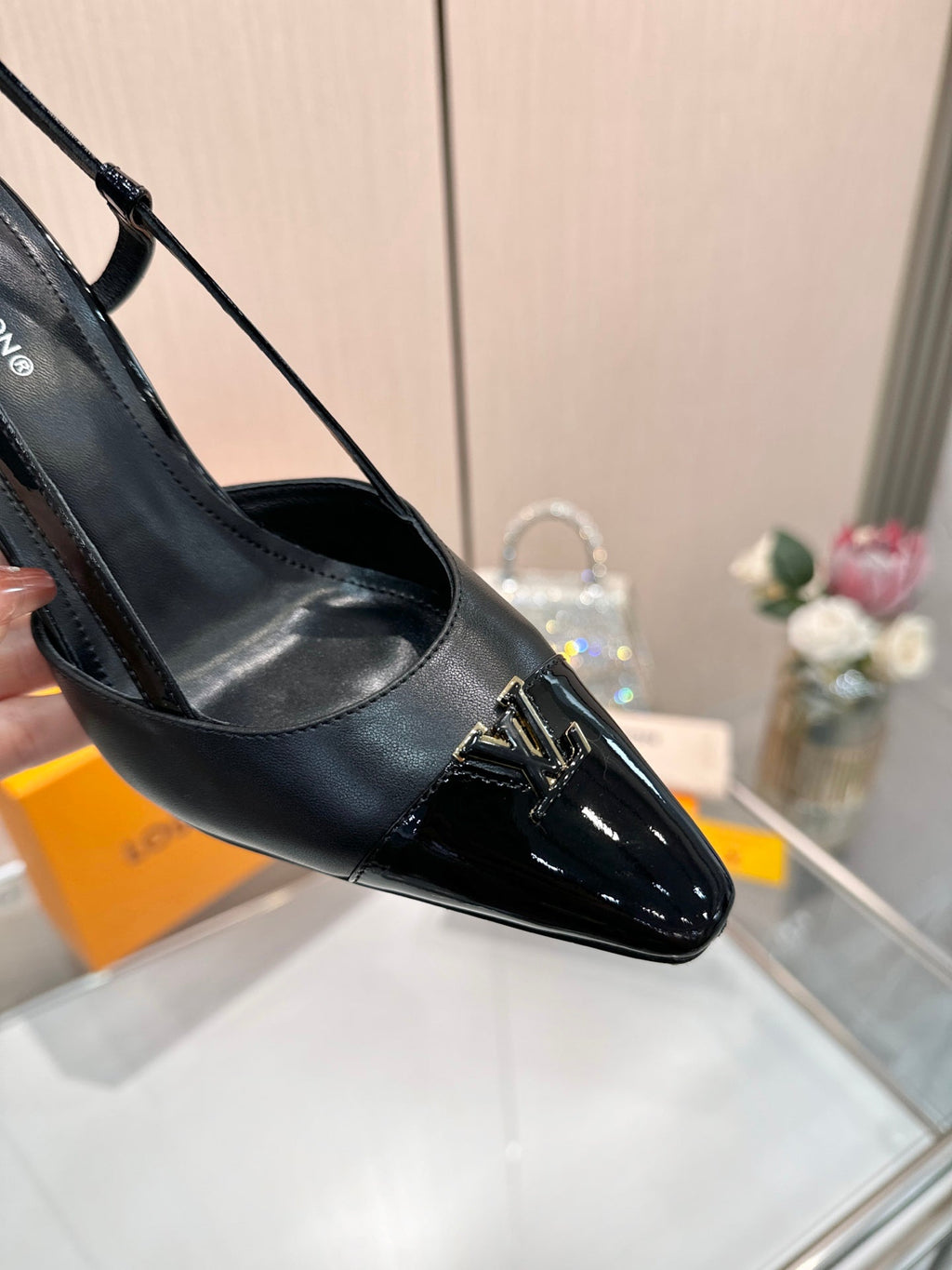 LV 26S SLINGBACK PUMPS 90 MM IN BLACK CALFSKIN