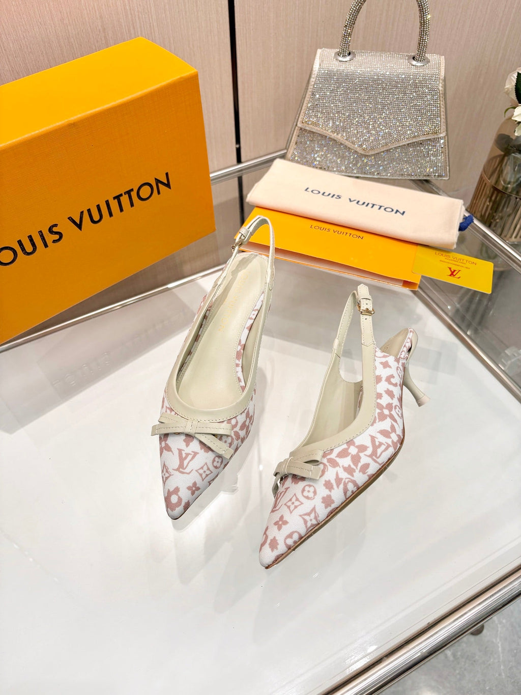 LV 26S BOW-DETAIL SLINGBACK PUMPS 55 MM IN WHITE AND MUTED ROSE PINK MONOGRAM CANVAS