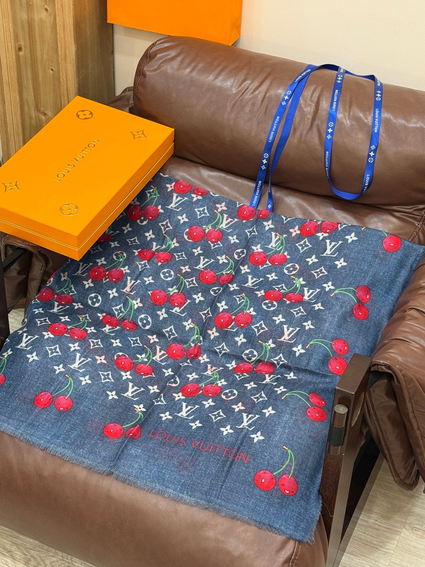 LV SCARF 140 CM IN CASHMERE 721492