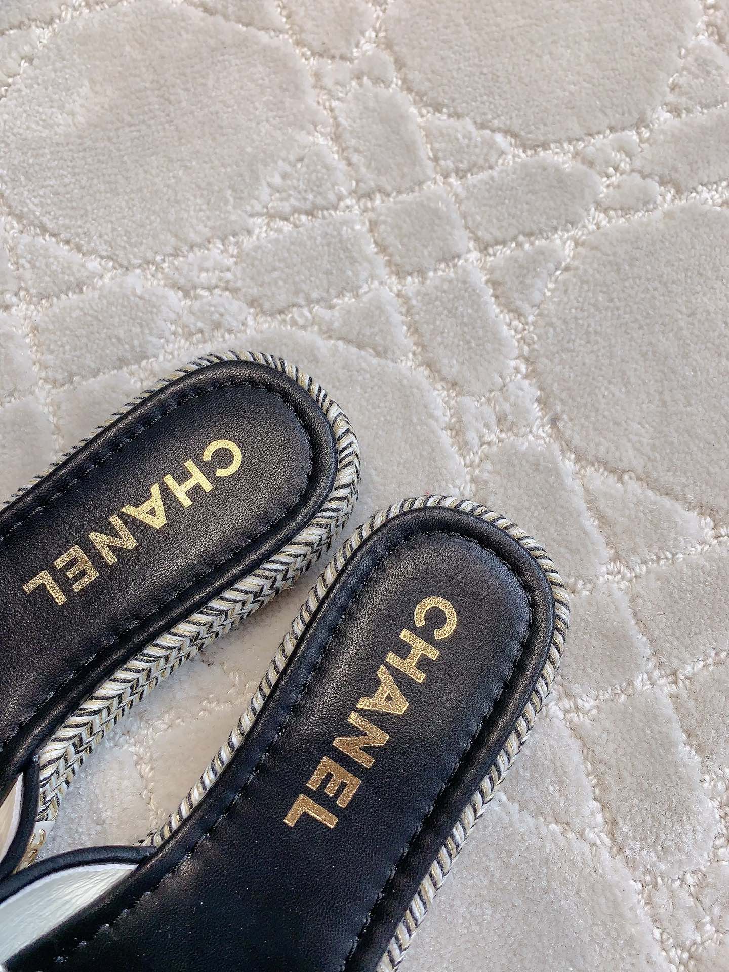 PLATFORM SLIPPERS IN WHITE WOOL AND BLACK LAMBSKIN