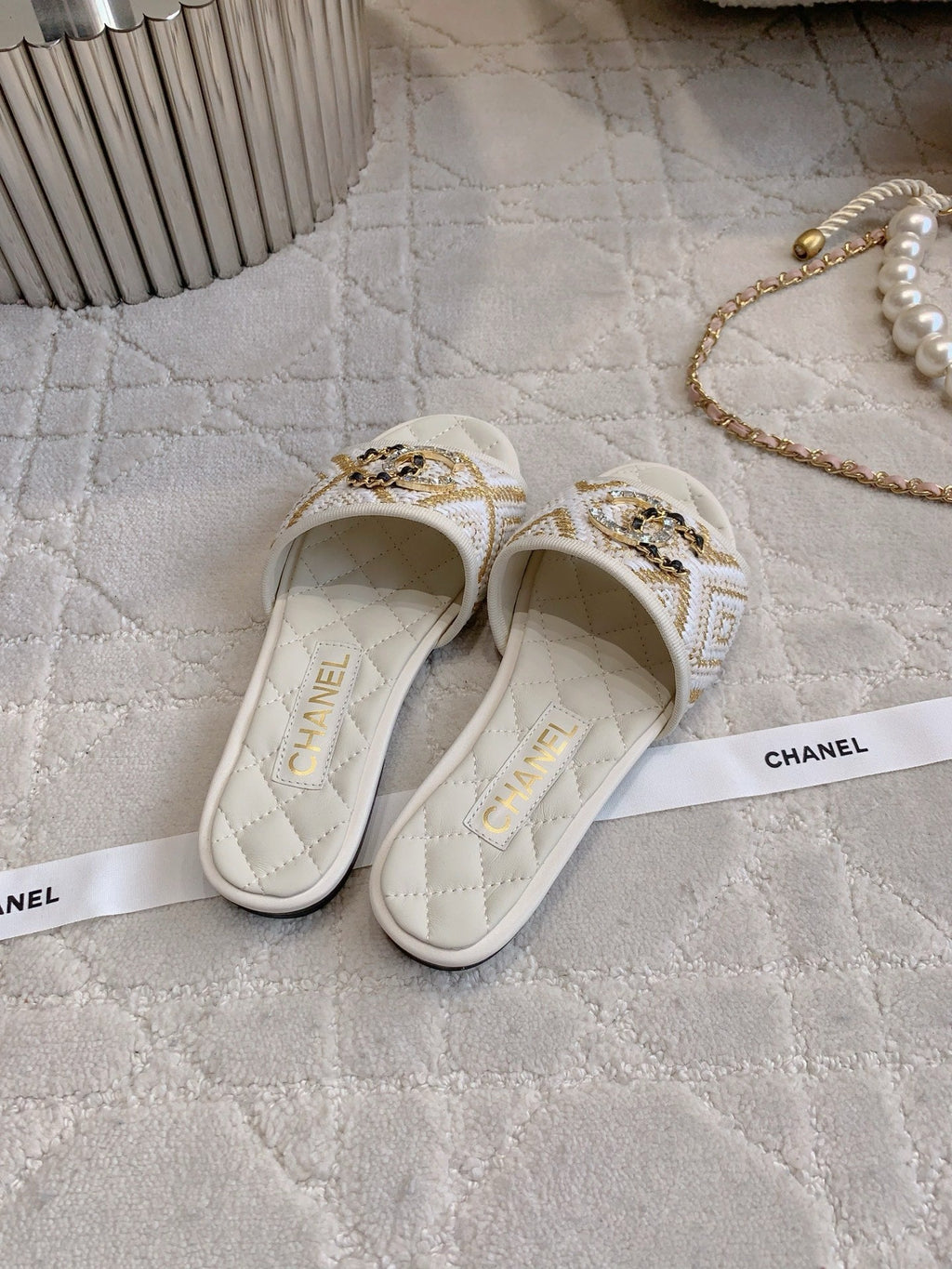 FLAT SANDALS LOGO STONE AND CHAIN IN WHITE LAMBSKIN WITH RAFFIA