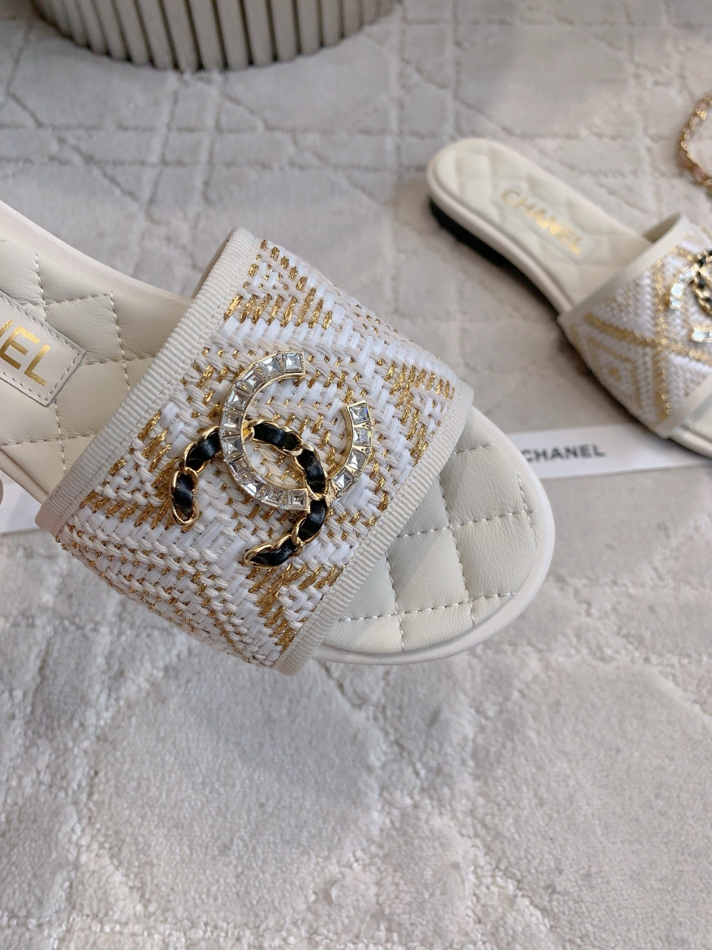 FLAT SANDALS LOGO STONE AND CHAIN IN WHITE LAMBSKIN WITH RAFFIA