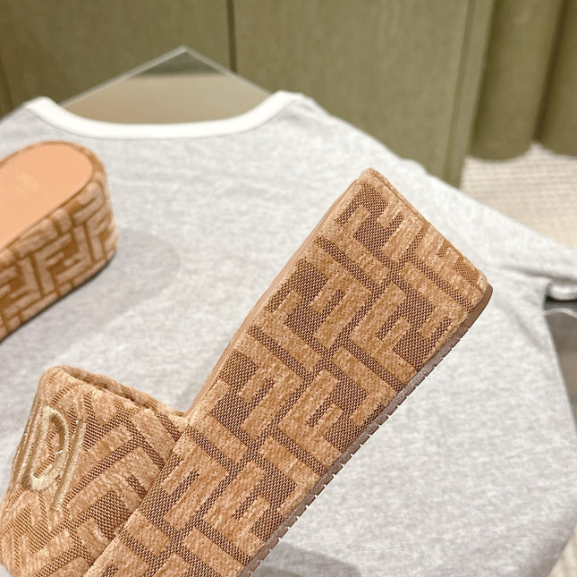 FENDI 26S PLATFORM SANDALS IN LIGHT BROWN FABRIC