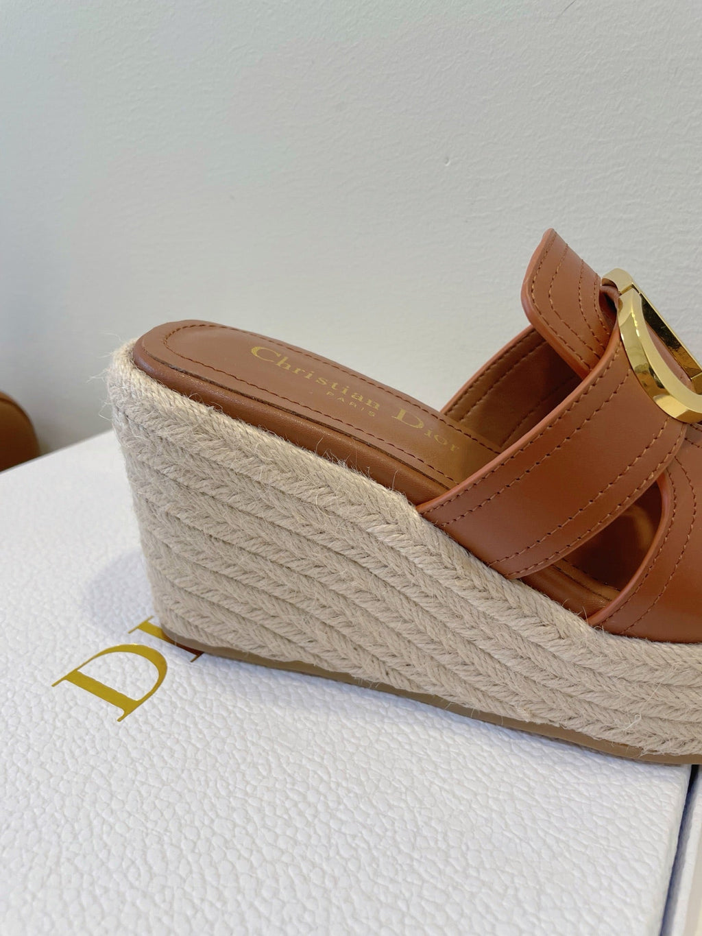MONTAIGNE WEDGE SLIDE 95MM IN BROWN CALFSKIN
