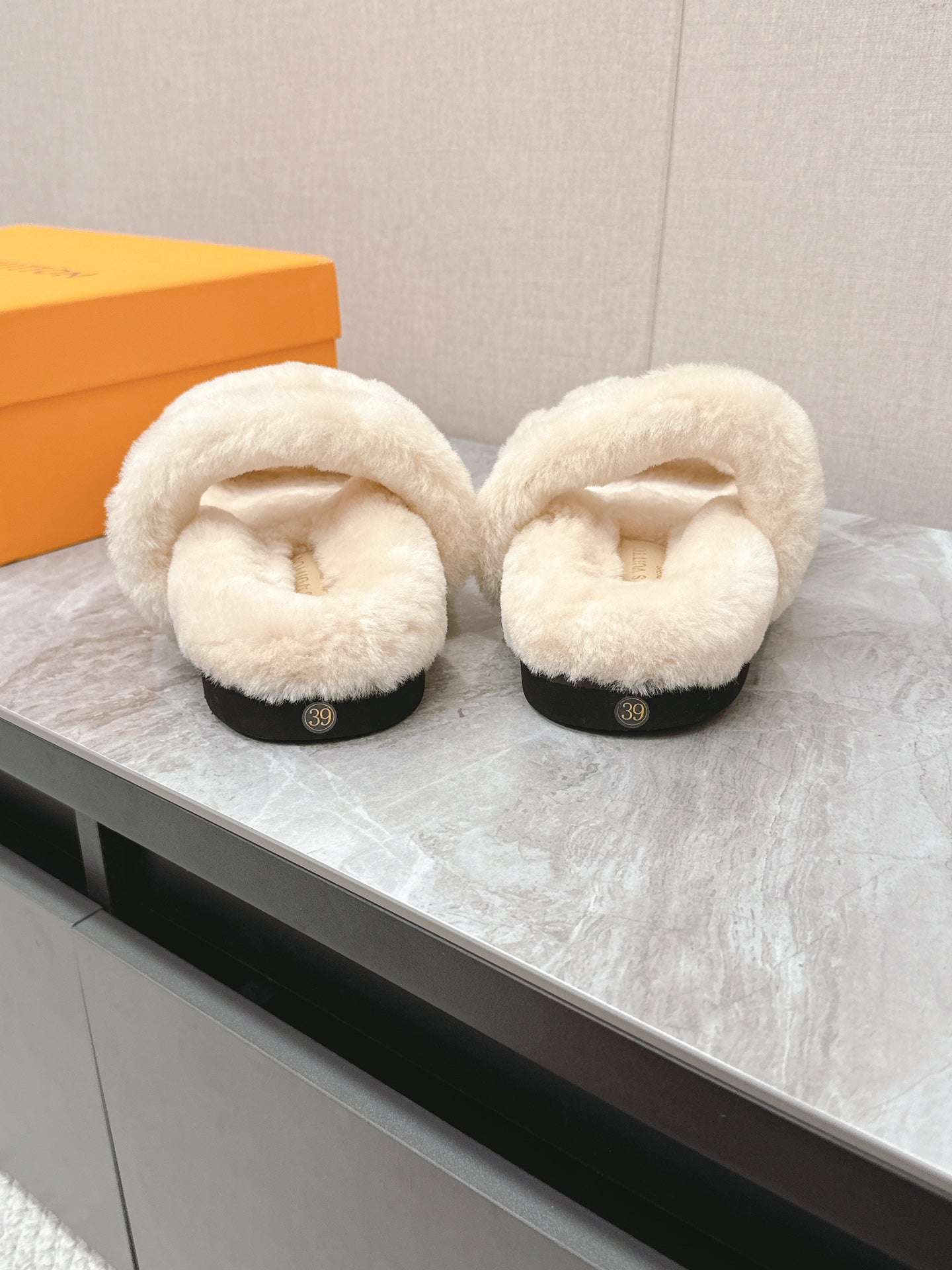 LV MULE SANDALS IN LIGHT BEIGE SHEARLING