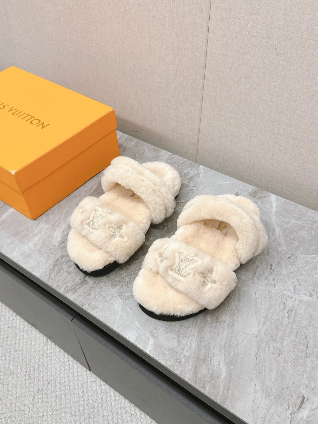LV MULE SANDALS IN LIGHT BEIGE SHEARLING