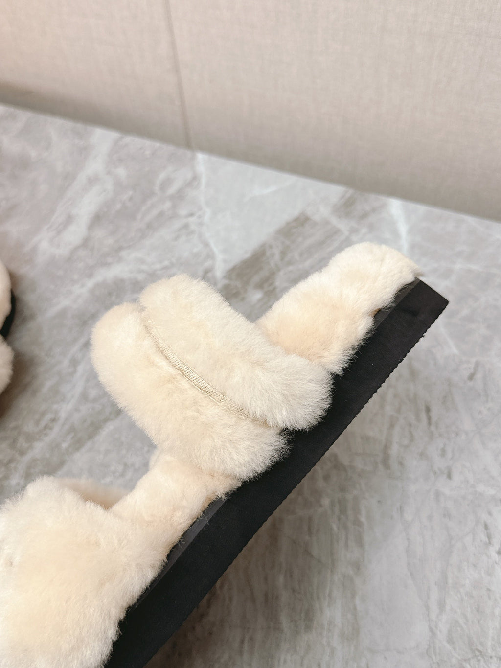 LV MULE SANDALS IN LIGHT BEIGE SHEARLING