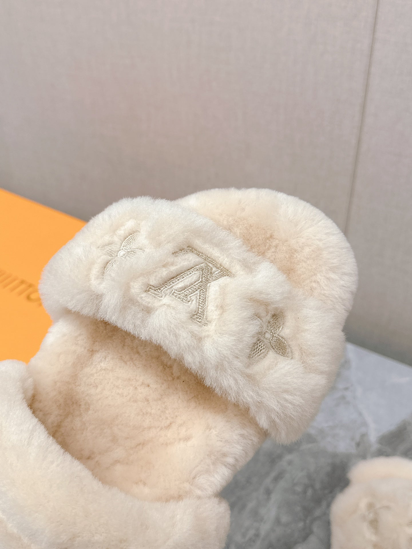 LV MULE SANDALS IN LIGHT BEIGE SHEARLING