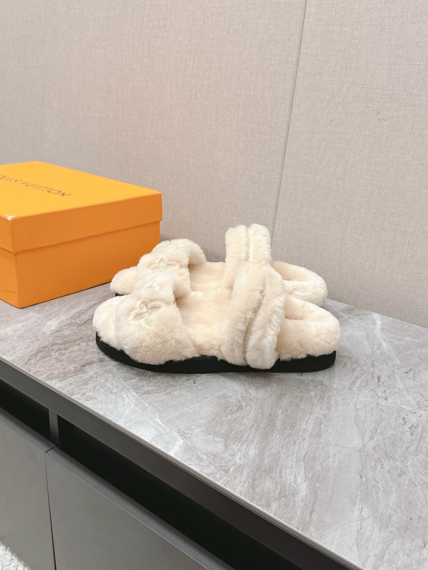 LV MULE SANDALS IN LIGHT BEIGE SHEARLING