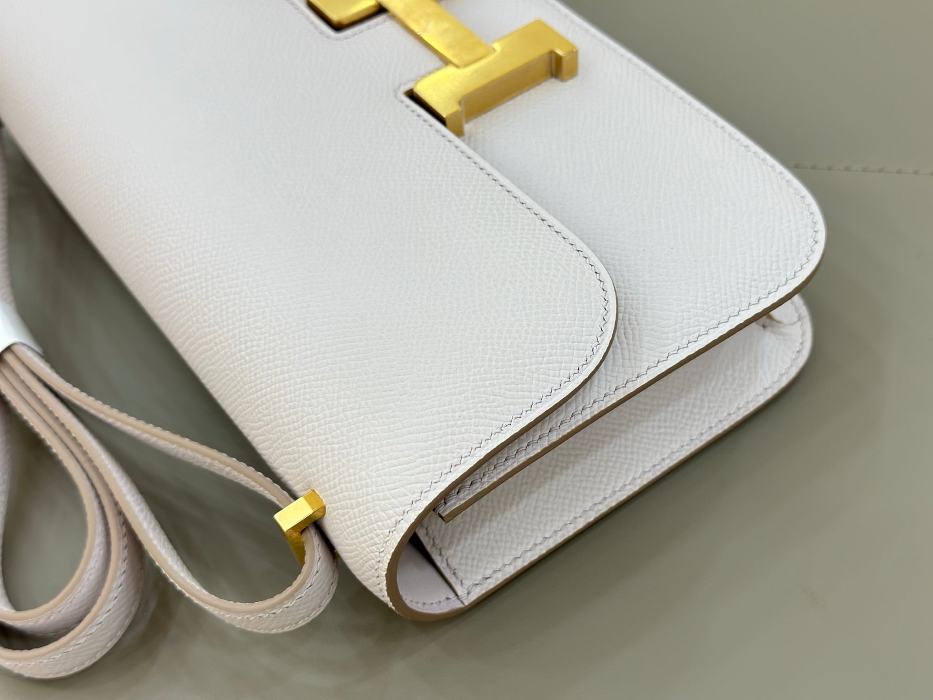 HM 25S CONSTANCE ELAN 24 CM IN ASH PINK-GREY EPSOM WITH GOLD HARDWARE