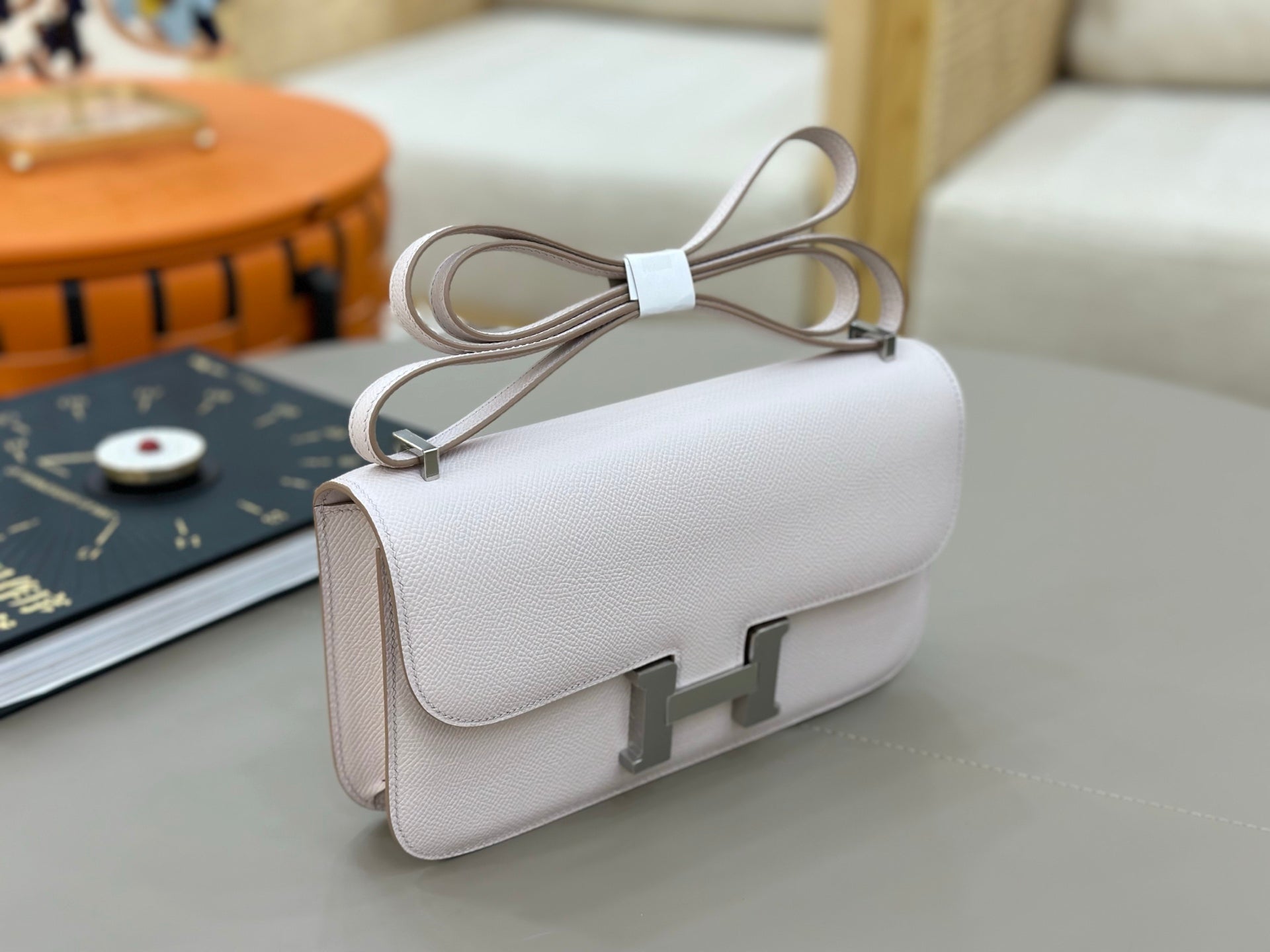 HM 25S CONSTANCE ELAN 24 CM IN ASH PINK-GREY EPSOM WITH SILVER HARDWARE