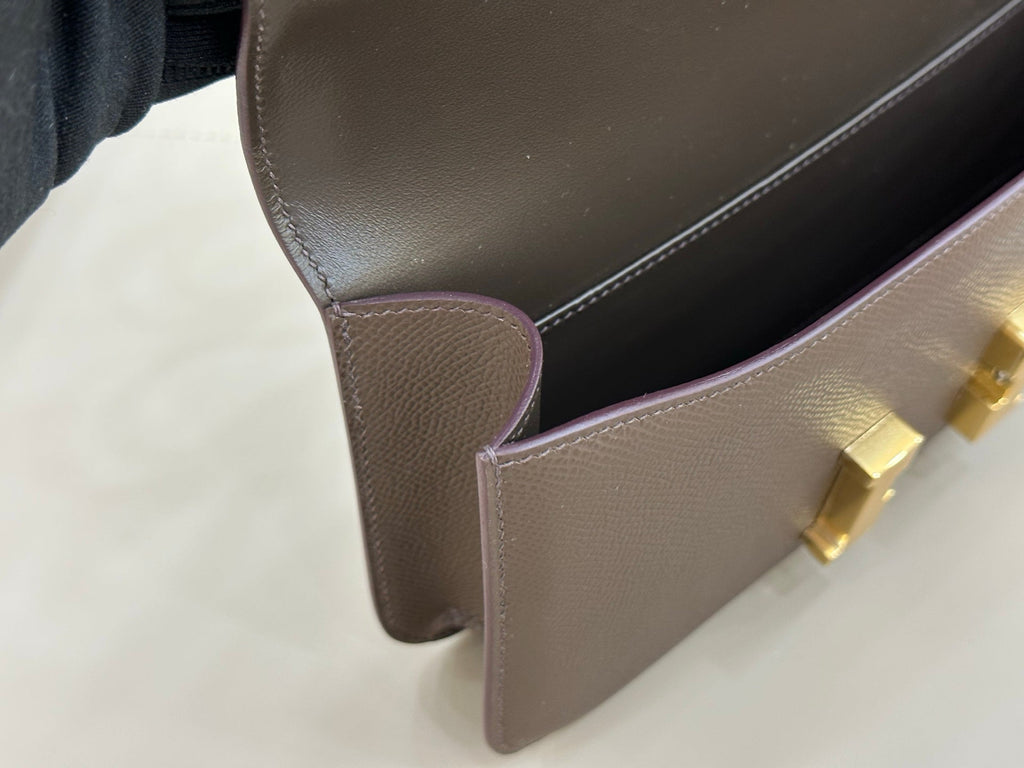 HM 25S CONSTANCE ELAN 24 CM IN DARK GREY BROWN EPSOM WITH GOLD HARDWARE