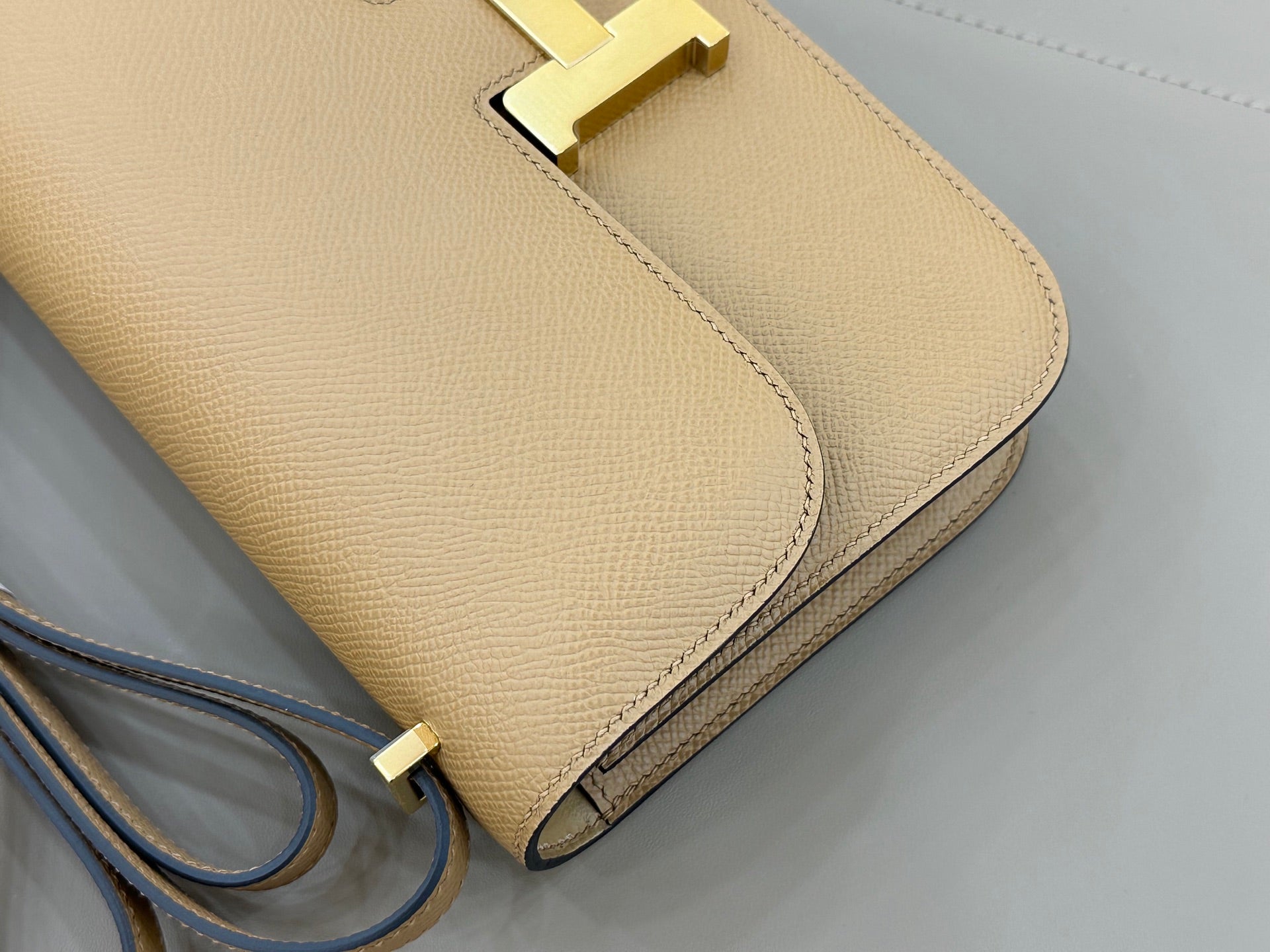HM 25S CONSTANCE ELAN 24 CM IN LIGHT SADDLE BROWN EPSOM WITH GOLD HARDWARE