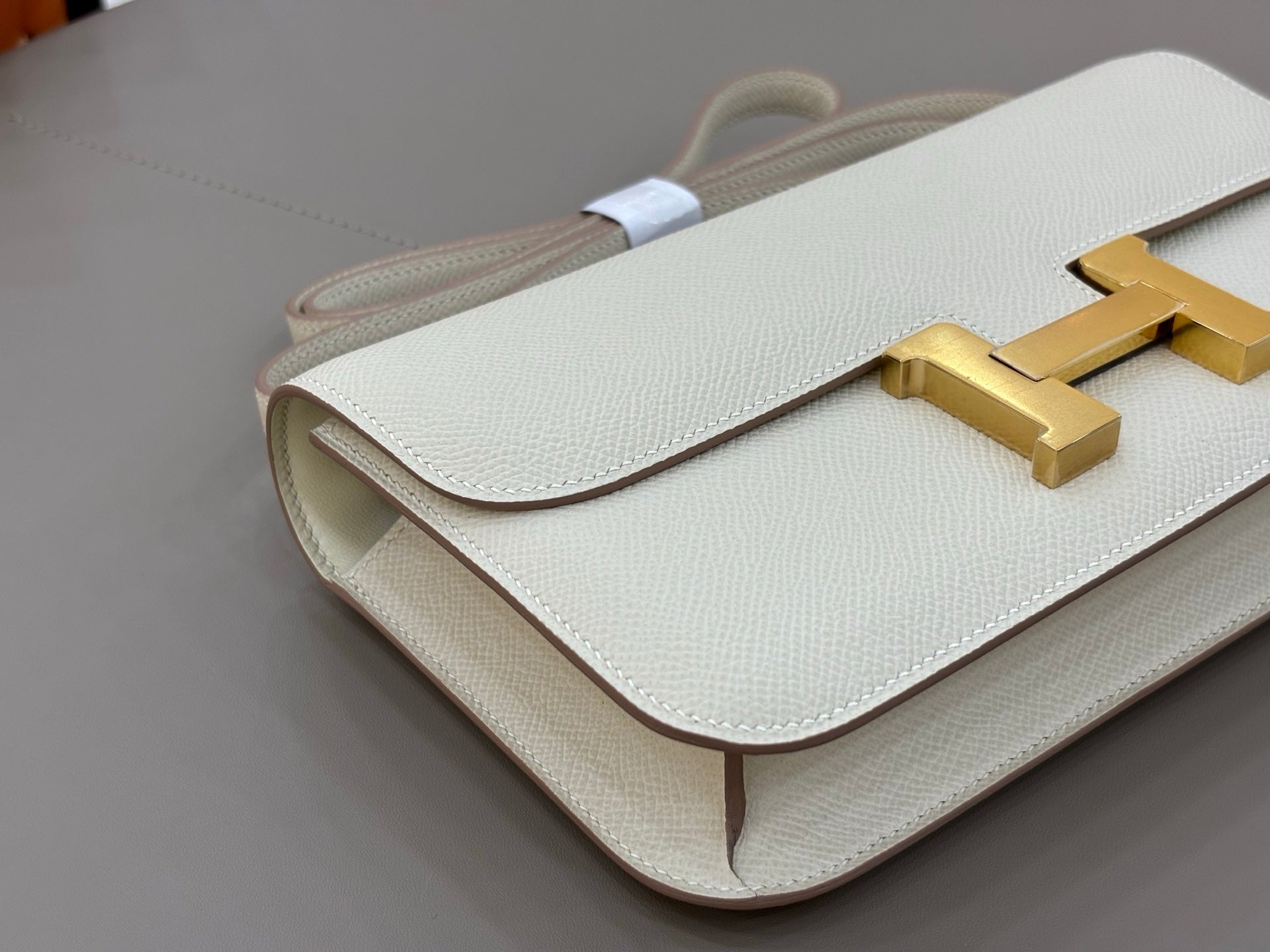 HM 25S CONSTANCE ELAN 24 CM IN CREAM WHITE EPSOM WITH GOLD HARDWARE