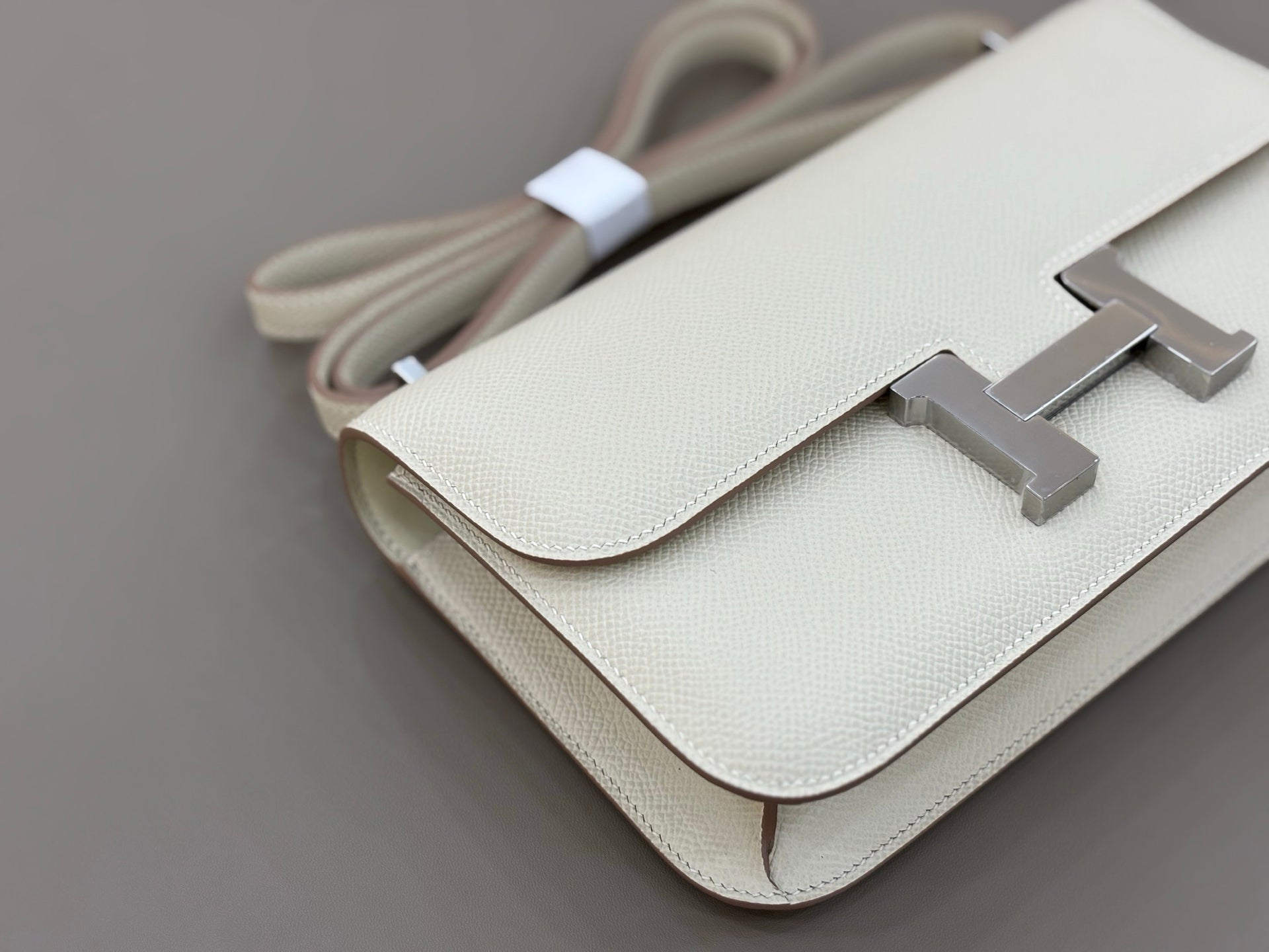 HM 25S CONSTANCE ELAN 24 CM IN CREAM WHITE EPSOM WITH SILVER HARDWARE