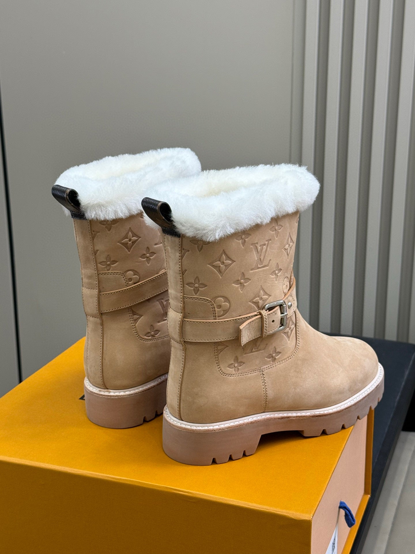 LV TERRITORY ANKLE BOOT IN BROWN AND WHITE SHEARLING LINING.