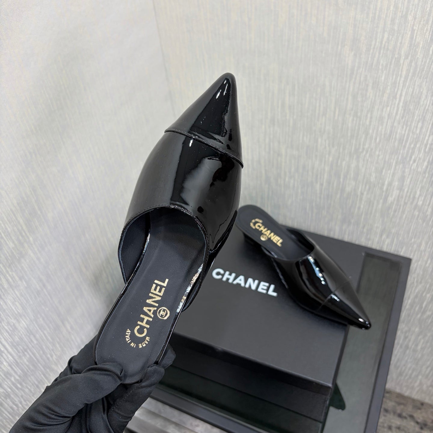 LV 26S HIGH-HEELED MULES 40 MM IN BLACK PATENT CALFSKIN