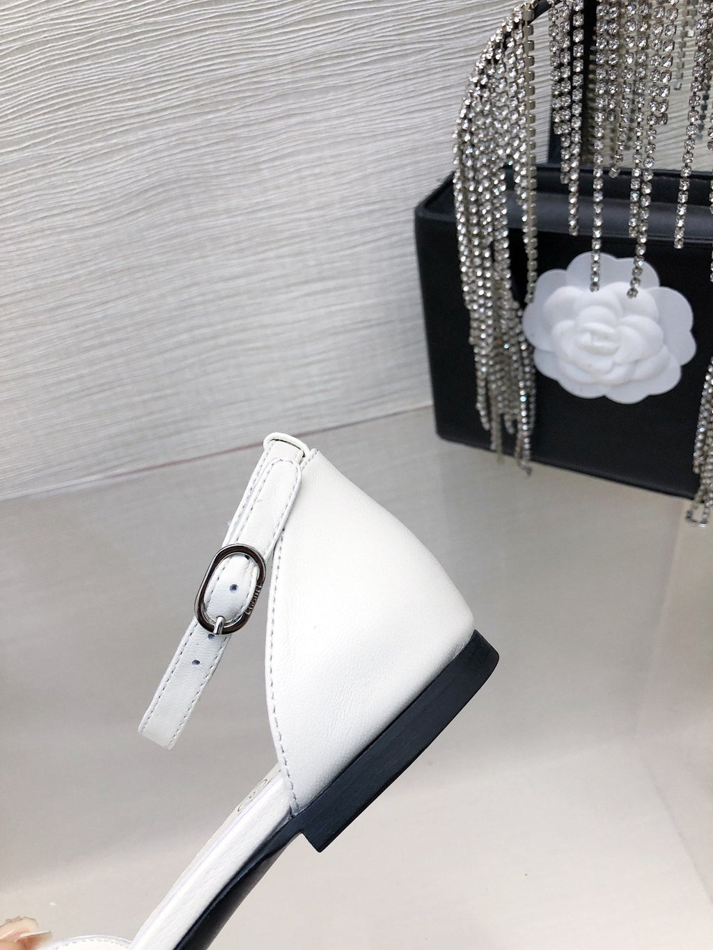 WHITE MIX BLACK LAMBSKIN CAMELLIA HOLLOW SANDAL