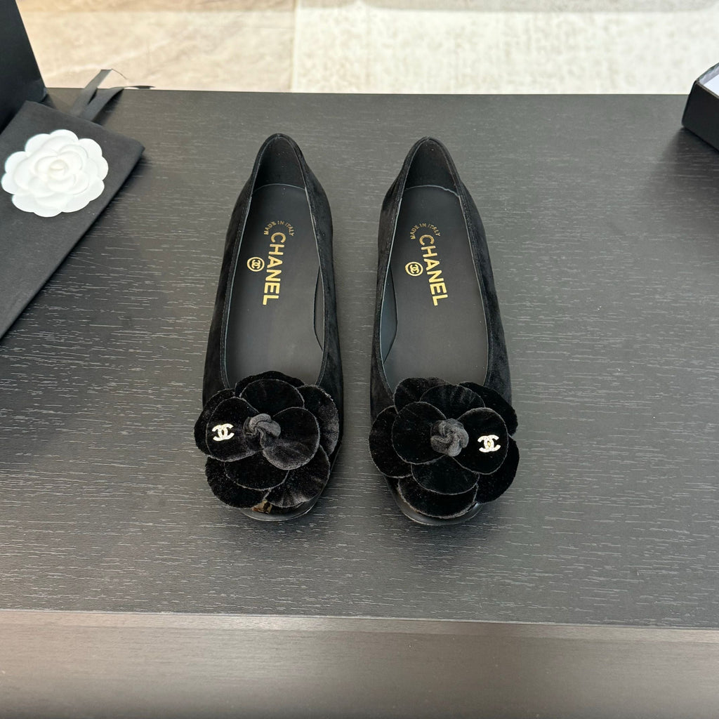 BALLET FLATS IN BLACK SUEDE WITH CAMELLIA